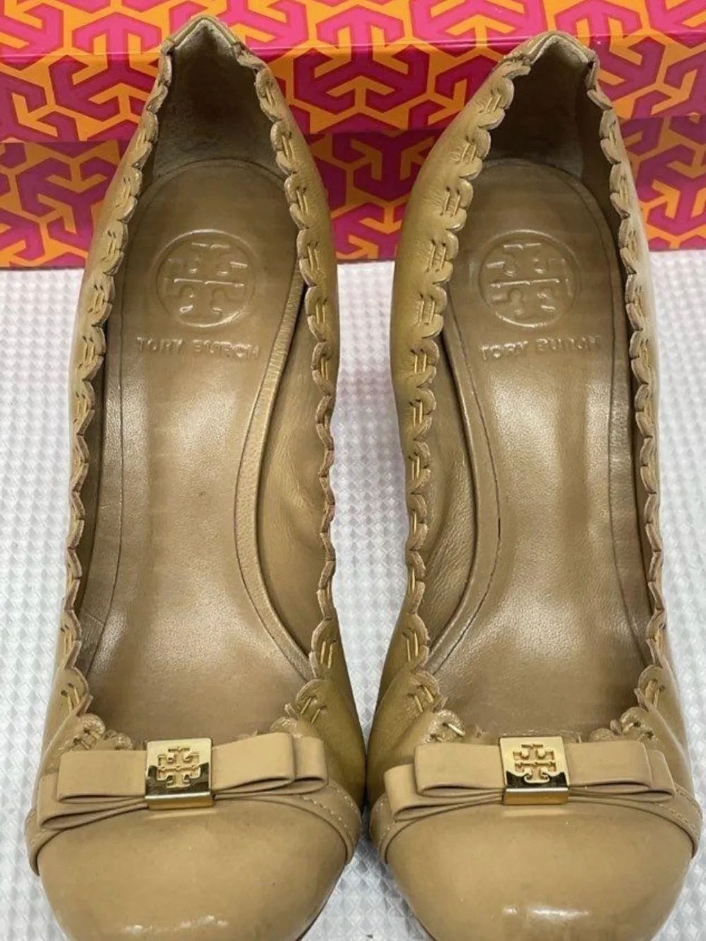 Tory Burch Romy Size 7 Tan Leather Round-Toe Heels with Bow and Logo Plaque